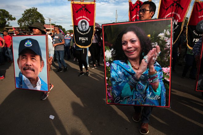 Podporniki nikaragovskega predsednika Daniela Ortege in njegove žene ter podpredsednice Rosario Murillo med nedavnim shodom ob zaznamovanju svetovnega praznika žensk. FOTO: Oswaldo Rivas/AFP
