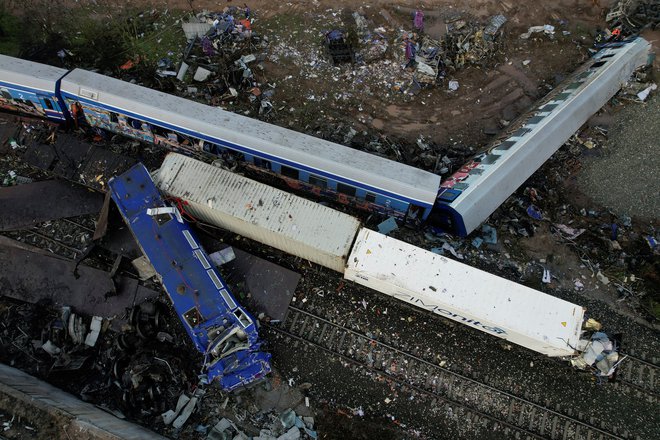 V trčenju vlakov je umrlo 57 ljudi. FOTO: Alexandros Avramidis/Reuters
