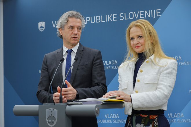 Premier Robert Golob in Maja Bednaš, nova predsednica strateškega sveta za makroekonomijo. FOTO: Jože Suhadolnik/Delo
