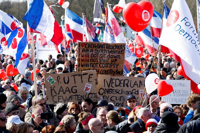 Nizozemski kmetje so zadnji konec tedna na ulice odšli s transparenti, na katerih so zanikali obstoj problemov z izpusti dušika, ter vihrali z narobe obrnjenimi nizozemskimi zastavami, simbolom njihovega upora. Foto: Piroschka van de Wouw/Reuters
