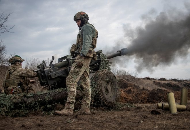 Pripadniki ukrajinskih enot blizu obleganega Bahmuta. FOTO: Oleksandr Ratushniak/Reuters
