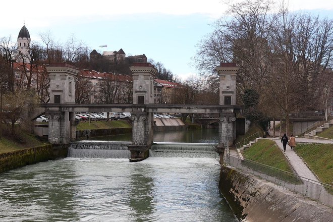 Zaradi dotrajanosti bo treba najprej urgentno sanirati zaščiteno Plečnikovo zapornico na Ambroževem trgu. FOTO: Črt Piksi/Delo
