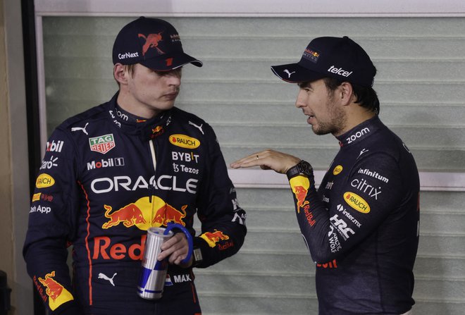 Max Verstappen (levo) in Sergio Perez sta silovito začela novo sezno. FOTO: Leonhard Foeger/Reuters
