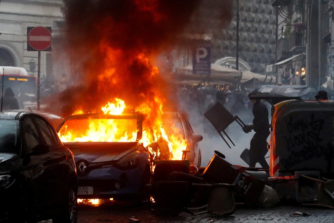 Neapeljske ulice so bile v vojnem stanju. Navijači Napolija in Eintrachta so imeli svoje bitke. FOTO: Stringer Stringer
