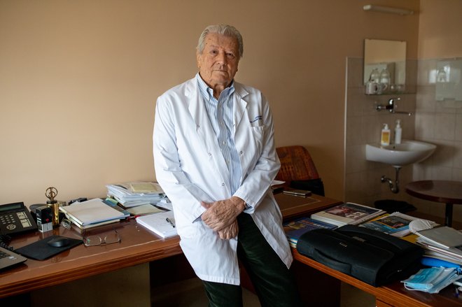 Nevrokirurg dr. Vinko V. Dolenc je pomagal številnim pacientom, vrnil jim je življenje. FOTO VORANC VOGEL/DELO
