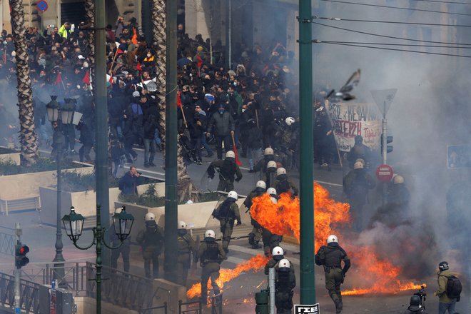 Protestniki na ulicah Aten. FOTO: Alkis Konstantinidis/Reuters

