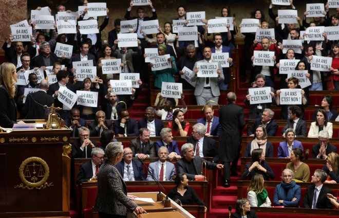 Poslanci so v znak protesta peli Marsejezo.&nbsp;FOTO: Pascal Rossignol/Reuters
