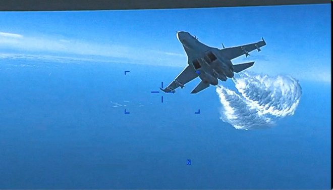 Rusko vojaško letalo Su-27 med napadom na ameriško brezpilotno letalo nad mednarodnimi vodami Črnega morja. FOTO: U. S. European Command/Reuters
