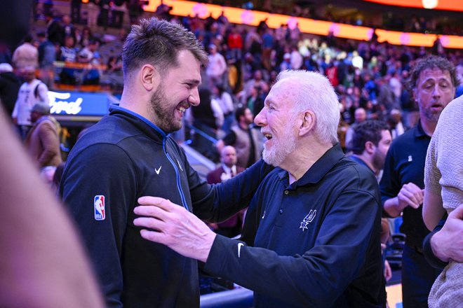 Luka Dončić ni igral v San Antoniu, a je prijazno pozdravil domačega trenerja Gregga Popovicha. FOTO: Jerome Miron/USA TODAY Sports
