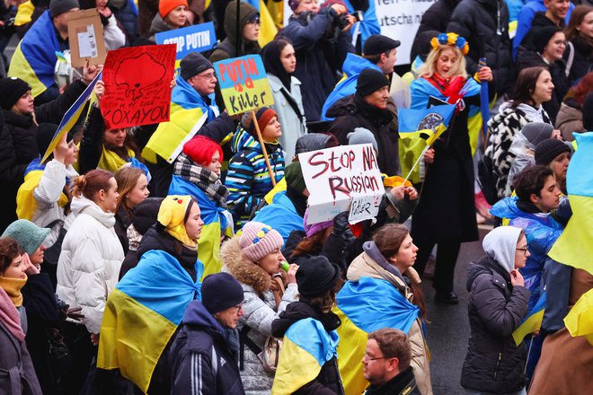 Ob prvi obletnici vojne v Ukrajini je na ulicah Berlina potekal protest, na katerem so mnogi izkazali svoje nestrinjanje z rusko agresijo. Foto: Fabrizio Bensch Reuters
