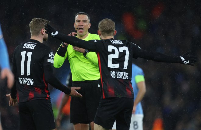 Najboljši slovenski sodnik Slavko Vinčić bo drago plačal slabo dnevno formo na dvoboju Manchester Cityja in Leipziga. FOTO: Lee Smith/Reuters
