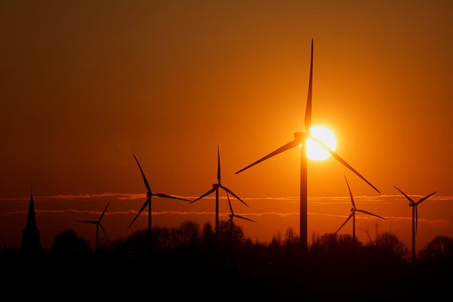 Med strateškimi sektorji s posebno obravnavo so vetrne turbine, toplot&shy;ne črpalke, fotovoltaika, vodik, shranjevanje CO2 in bioplin.

Foto Pascal Rossignol/Reuters
