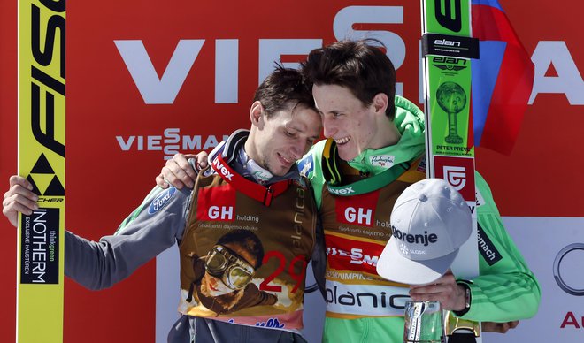 Peter Prevc (desno) in Robert Kranjec sta pred sedmimi leti dvignila na noge slovenske navijače ob letalnici bratov Gorišek. FOTO: Matej Družnik/Delo
