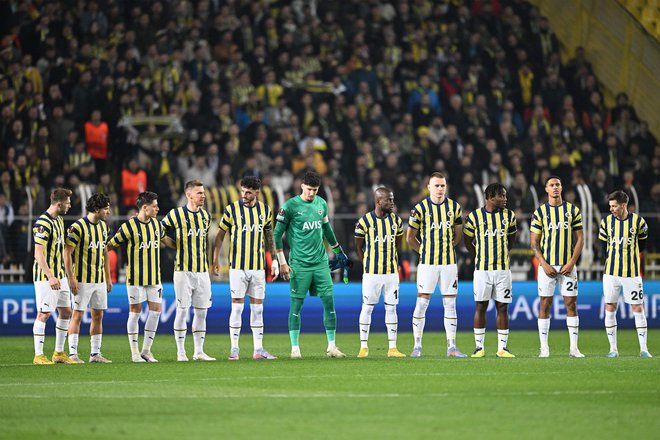 Nogometaši Fenerbahčeja (desno MIha Zajc) med minuto molka v spomin na žrtve potresa v Turčiji. FOTO:&nbsp;Ozan Kose/AFP
