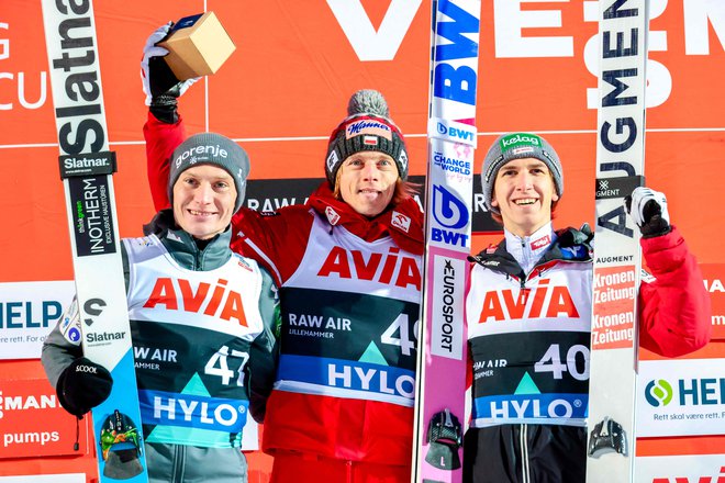 Anže Lanišek (levo) je včeraj zaostal le za Poljakom&nbsp;Dawidom Kubackim. Na tretjo stopnico se je povzpel Avstrijec&nbsp;Daniel Tschofenig (desno).&nbsp;FOTO: Geir Olsen/AFP
