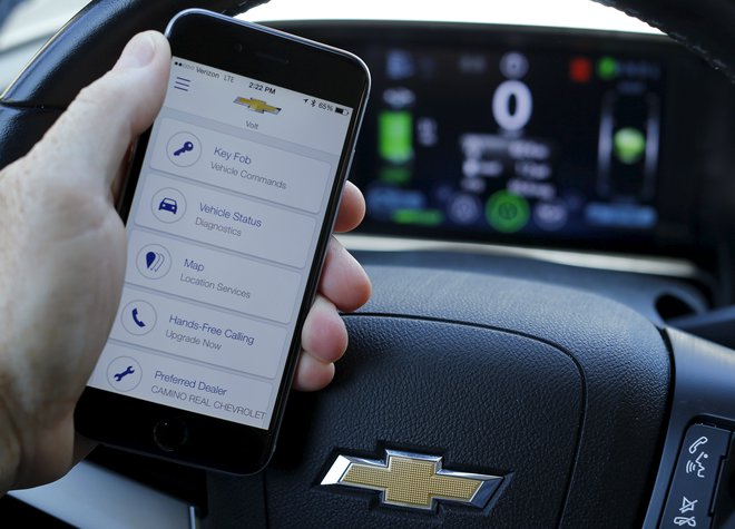 Na mobilnih napravah je veliko koristnih podatkov, toda med vožnjo jih ne smete uporabljati. FOTO: Mike Blake/Reuters
