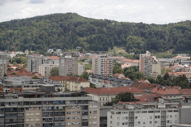 Povprečna realizirana kupoprodajna cena za stanovanjsko nepremičnino v Ljubljani je v zadnjem lanskem četrtletju znašala 3683 evrov za kvadratni meter, kar je dobra dva odstotka oziroma 92 evrov manj kot četrtletje prej. Foto Leon Vidic
