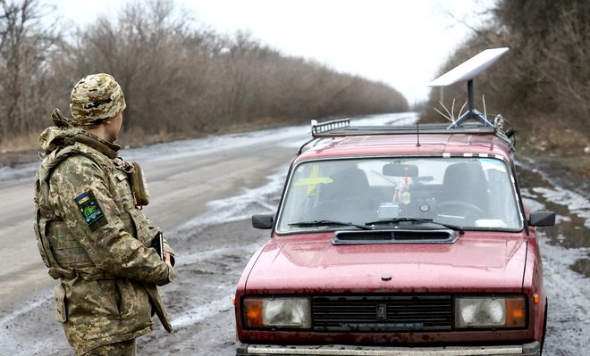 Neposreden vpliv na spopade, ki ga je posamezniku omogočil internet (na fotografiji je antena za spletno povezavo starlink), obenem še poudarja pomembnost in učinek propagande in dezinformacij. FOTO: Lisi Niesner/Reuters
