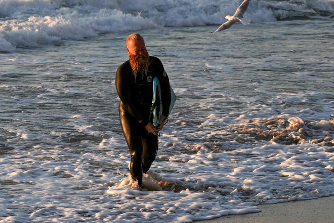 Štiridesetletni Avstralec je surfal 40 ur.&nbsp;FOTO:&nbsp;Saeed Khan/AFP
