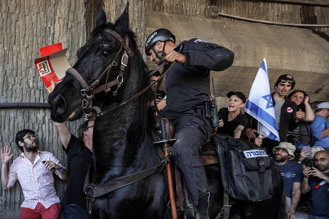 Izraelska policija se je v Tel Avivu spopadla z demonstranti na shodu proti spornemu vladnemu predlogu zakona o prenovi pravosodja, ki ga je pripravila skrajno desna vlada. Reforma je sprožila množične obtožbe, češ da bodo zakonodajalci z njo dobili skoraj nenadzorovano oblast. Protestni shodi že več tednov potekajo v številnih mestih po državi, pri čemer so demonstranti zaprli več glavnih cest in prometnih vozlišč. Foto: Gil Cohen-magenAfp
