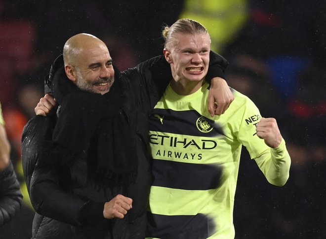 Pep Guardiola in Erling Haaland imata posebno vezo, ki osrečuje tudi Manchester City. FOTO: Tony Obrien/Reuters
