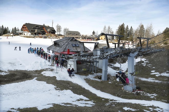 Večine smučišč ne bo mogoče vzdrževati brez umetnega zasneževanja, zato si žičničarji želijo, da bi se vlaganja s podporo države nadaljevala.

FOTO: Leon Vidic/Delo
