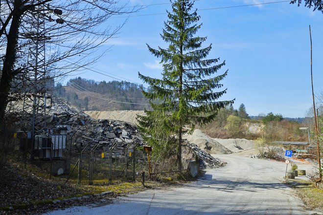 Pogosto umazani tovornjaki iz kamnoloma ne bodo več vozili skozi naselja. FOTO: Jože Suhadolnik/Delo
