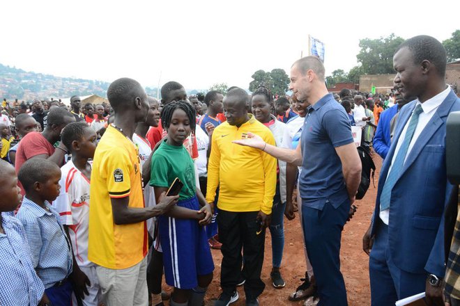 Aleksander Čeferin je v mestu Kampala (četrt Acholi) v Ugandi obiskal tamkajšnje otroke in jim namenil misli vzpodbude. FOTO: Uefa
