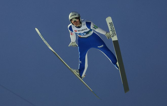 Domen Prevc je&nbsp;poletel 238 metrov daleč. FOTO:&nbsp;Borut Živulović/Reuters
