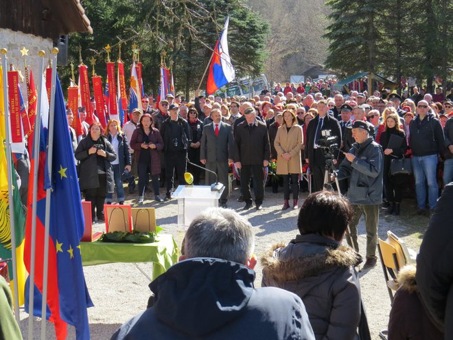 Velika množica se je danes na Javorovici poklonila&nbsp;padlim borkam in borcem 4. Cankarjevega bataljona. FOTO:&nbsp;Bojan Rajšek/Delo
