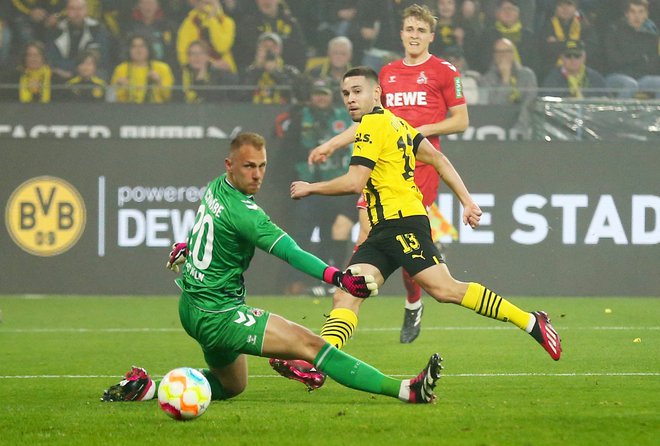 Raphael Guerreiro je prvi zadel za Borussio. FOTO: Thilo Schmuelgen/Reuters
