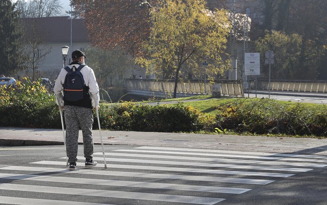 Začela se je kampanja, ki opozarja, da je treba poskrbeti za lažje vključevanje invalidov na trg delovne sile. FOTO: Jože Suhadolnik/Delo
