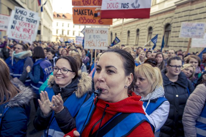 Za sindikate je sporna zamrznitev delovne uspešnosti, odlog implementacije odprave plačnih nesorazmerij in plačne lestvice. Na fotografiji je protestni shod sindikata javnega sektorja v Ljubljani. FOTO: Voranc Vogel
