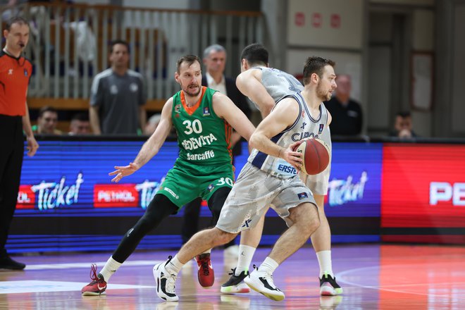 Zoran Dragić (30) je zadeval in pomagal loviti Borno Kapusto (z žogo). FOTO: ABA


























































































































































































































































































































































































































































































































































































































































































































































































































































































































































































































































































































































































































































































































































































































































































































































































































































































































































































































































































































































































































































































































































































































































































































































































































































































































































































































































































































































































































































































































































































































































































































































































































Foto Aba
