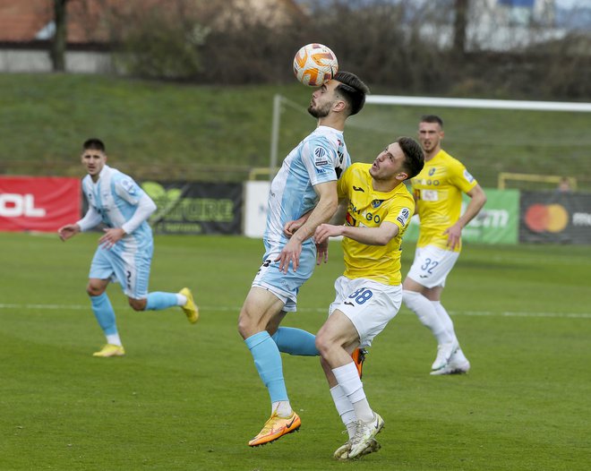 Tekma med Bravom in Gorico se je po zaspanem prvem polčasu razživela v nadaljevanju. FOTO:&nbsp;Jože Suhadolnik/Delo
