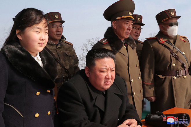 Kim Džong Un je bil po poročanju KCNA zadovoljen s potekom vaj. FOTO: AFP
