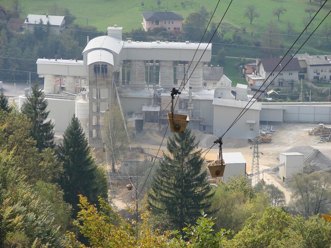 Pri nesreči sta dva vozička treščila na dvorišče apnenice. FOTO:&nbsp;Bojan Rajšek/Delo
