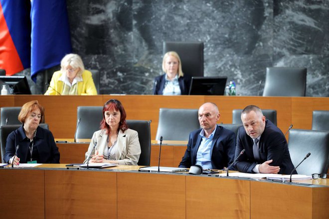 Metka Paragi je ob lanski predstavitvi kandidata za ministra za zdravje Danijela Bešiča Loredana sedela ob Alešu Šabedru, saj je Gibanju Svoboda pomagala pisati program za zdravstvo. Foto Daniel Novakovič/STA
