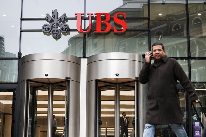Tečaji bančnih delnic - tudi UBS. ki je prevzela problematično Credit Suisse,, so sprva padali, nato pa se je tekom dneva trend obrnil rahlo navzgor.&nbsp;&nbsp;Foto Henry Nicholls/Reuters

