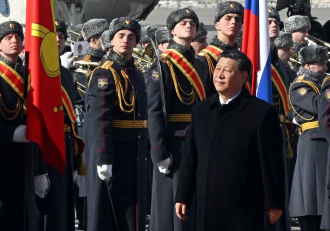 Xi Jinping je v Moskvo prispel le teden za tem, ko je prejel tretji predsedniški mandat. Tudi pred desetimi leti, ko je postal kitajski voditelj, se je njegov prvi obisk v tujini odvil v Rusiji.&nbsp;FOTO: Anatolij&nbsp;Ždanov/AFP
