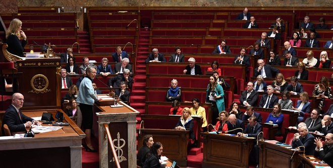 Pred govorom predsednice vlade Élisabeth Borne so levičarski poslanci zapustili dvorano. FOTO: Bertrand Guay/Afp
