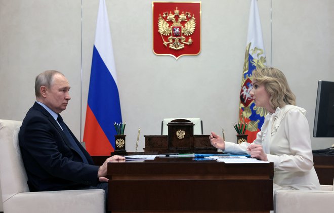 Ruski predsednik Vladimir Putin med srečanjem s svojo komisarko za pravice otrok Marija Lvovo Belovo februarja letos. Foto: Mikhail Metzel/Reuters
