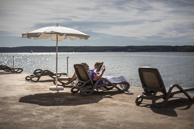 Najpogostejše težave, ki jih imajo starejši s kožo, so suhost, glivične bolezni in različne vrste dermatitisa. FOTO: Voranc Vogel/Delo
