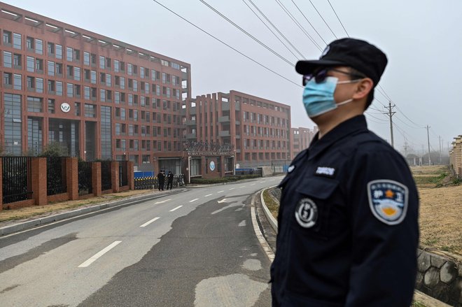 Ameriške obveščevalne agencije so razdeljene glede tega, ali je&nbsp;smrtonosni&nbsp;virus ušel iz laboratorija ali se je prenesel z živali na tržnici v Wuhanu.&nbsp;FOTO: Hector Retamal/AFP
