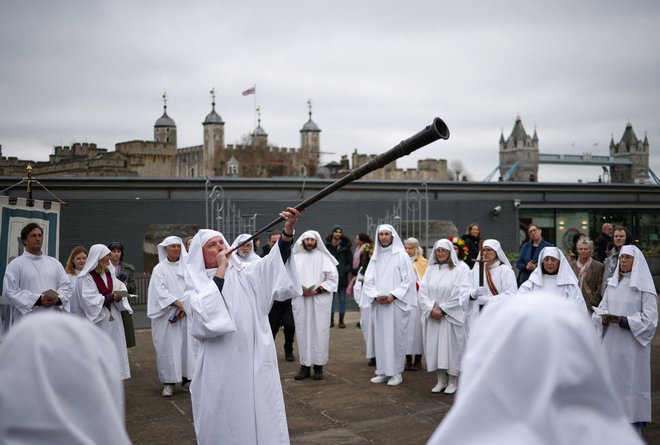 Člani druidskega reda so včeraj sodelovali na slovesnosti ob spomladanskem enakonočju na Tower Hillu v Londonu. Foto: Henry Nicholls/Reuters
