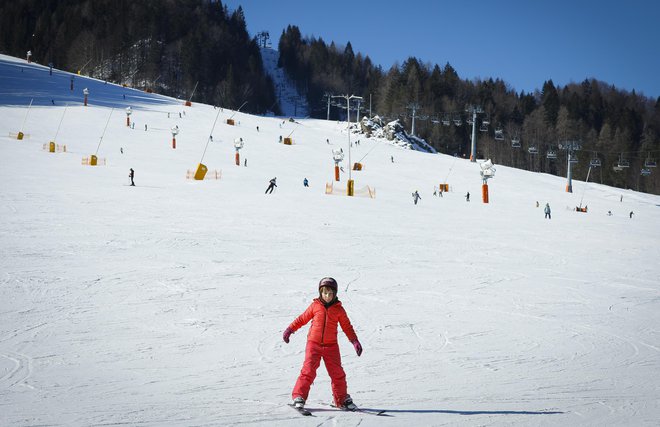 V Kranjski Gori bi namesto sedežnice na Vitranc postavili krožno kabinsko žičnico. Foto Jože Suhadolnik
