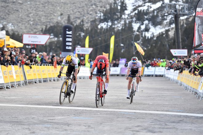 Primož Roglič (levo) je obdržal vodstvo v Kataloniji. FOTO:&nbsp;Pau Barrena/AFP
