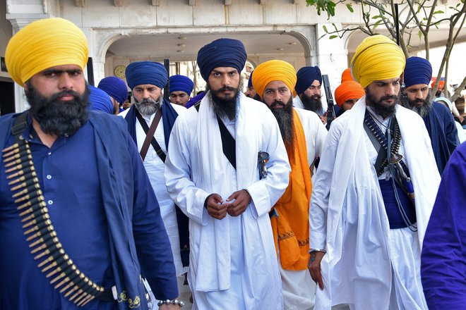 Amritpal Singh Sadhu (v sredini) je na begu. FOTO: Stringer/Reuters
