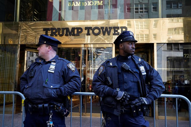 Newyorški policisti med varovanjem vhoda v Trumpovo stolpnico na Manhattnu. FOTO: Timothy A. Clary/AFP
