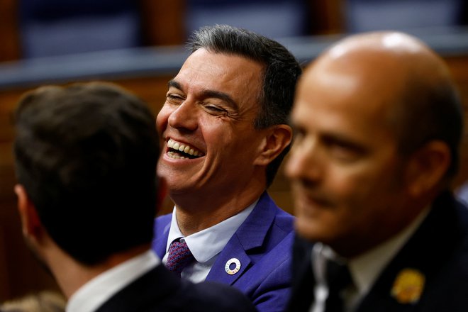 Španski premier Pedro Sánchez je razpravo izkoristil tudi za poudarjanje ostre ločnice med politikami, ki jih zagovarja aktualna vlada v primerjavi z desnim blokom. Foto Susana Vera/Reuters
